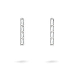 LIEBESKIND BERLIN Creole - Sparkling Link: Minimalistische rechteckige Ohrringe von Liebeskind Berlin mit drei klaren Zirkonia-Steinen im vertikalen Stabdesign.