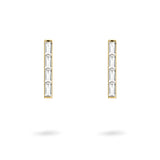 Die LIEBESKIND BERLIN Creole - Sparkling Link Gold-Ohrstecker von Liebeskind Berlin sind mit je vier rechteckigen Zirkoniasteinen auf weißem Grund besetzt.