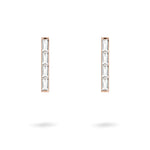 Die LIEBESKIND BERLIN Creole - Sparkling Link Ohrringe sind mit vier klaren Zirkonia-Steinen in jeder rechteckigen Goldfassung besetzt - ideal, um jedem Look von Liebeskind Berlin subtile Eleganz zu verleihen.