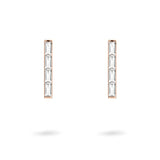 Die LIEBESKIND BERLIN Creole - Sparkling Link Ohrringe sind mit vier klaren Zirkonia-Steinen in jeder rechteckigen Goldfassung besetzt - ideal, um jedem Look von Liebeskind Berlin subtile Eleganz zu verleihen.