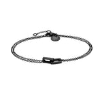 Das LIEBESKIND BERLIN Armband - Mini Link von Liebeskind Berlin ist ein schwarzes Doppelkettenarmband für Damen mit einem rechteckigen Mittelstück und einem kleinen runden Anhänger in der Nähe des Verschlusses.
