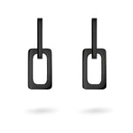 Die LIEBESKIND BERLIN Creole - Mini Link von Liebeskind Berlin sind moderne schwarze, rechteckige Ohrringe auf weißem Grund, die sich perfekt als mutiger Statement-Schmuck für jeden zeitgenössischen Stil eignen.