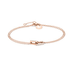 Das LIEBESKIND BERLIN Armband - The Festive Mini Link Sparkle ist ein roségoldenes Doppelkettenarmband mit zwei rechteckigen Zirkonia-Anhängern, einem Mini Link Charm und einem runden Anhänger - ein raffiniertes Accessoire von Liebeskind Berlin.