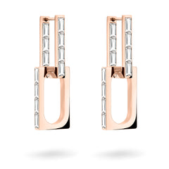 Die LIEBESKIND BERLIN Creole - Sparkle Link Ohrringe von Liebeskind Berlin sind mit ihren geometrischen Tropfen in Roségold und klaren Schmucksteinen ein funkelndes Highlight aus der Festive Collection.