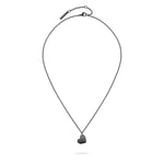 Die LIEBESKIND BERLIN Halskette - Urban Heart von Liebeskind Berlin ist eine elegante, dünne schwarze Halskette mit einem kleinen schwarzen Herzanhänger auf weißem Hintergrund.