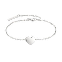 Das LIEBESKIND BERLIN Armband - Urban Heart zeigt einen Herzanhänger und einen kleinen rechteckigen Anhänger an der Schließe auf weißem Hintergrund. Ein zeitloses Stück von Liebeskind Berlin.