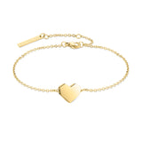 Das LIEBESKIND BERLIN Armband - Urban Heart von Liebeskind Berlin besteht aus einer goldenen Kette, einem geometrischen Herzanhänger und einem rechteckigen Schild auf weißem Hintergrund.