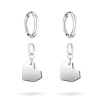 Die modernen Ohrringe LIEBESKIND BERLIN Creole - Urban Heart von Liebeskind Berlin bestehen aus silbernen Reifen mit geometrischen, eckigen Anhängern auf weißem Grund.