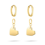 Die Ohrringe LIEBESKIND BERLIN Creole - Urban Heart von Liebeskind Berlin bestehen aus goldenen Creolen mit herzförmigen Anhängern. Sie sind ein stilvolles Accessoire, das auf weißem Hintergrund wunderschön zur Geltung kommt.