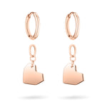 Die LIEBESKIND BERLIN Creole - Urban Heart von Liebeskind Berlin zeigt geometrische Herzanhänger, die elegant an den reifenförmigen Ohrringen baumeln. Präsentiert vor weißem Hintergrund.