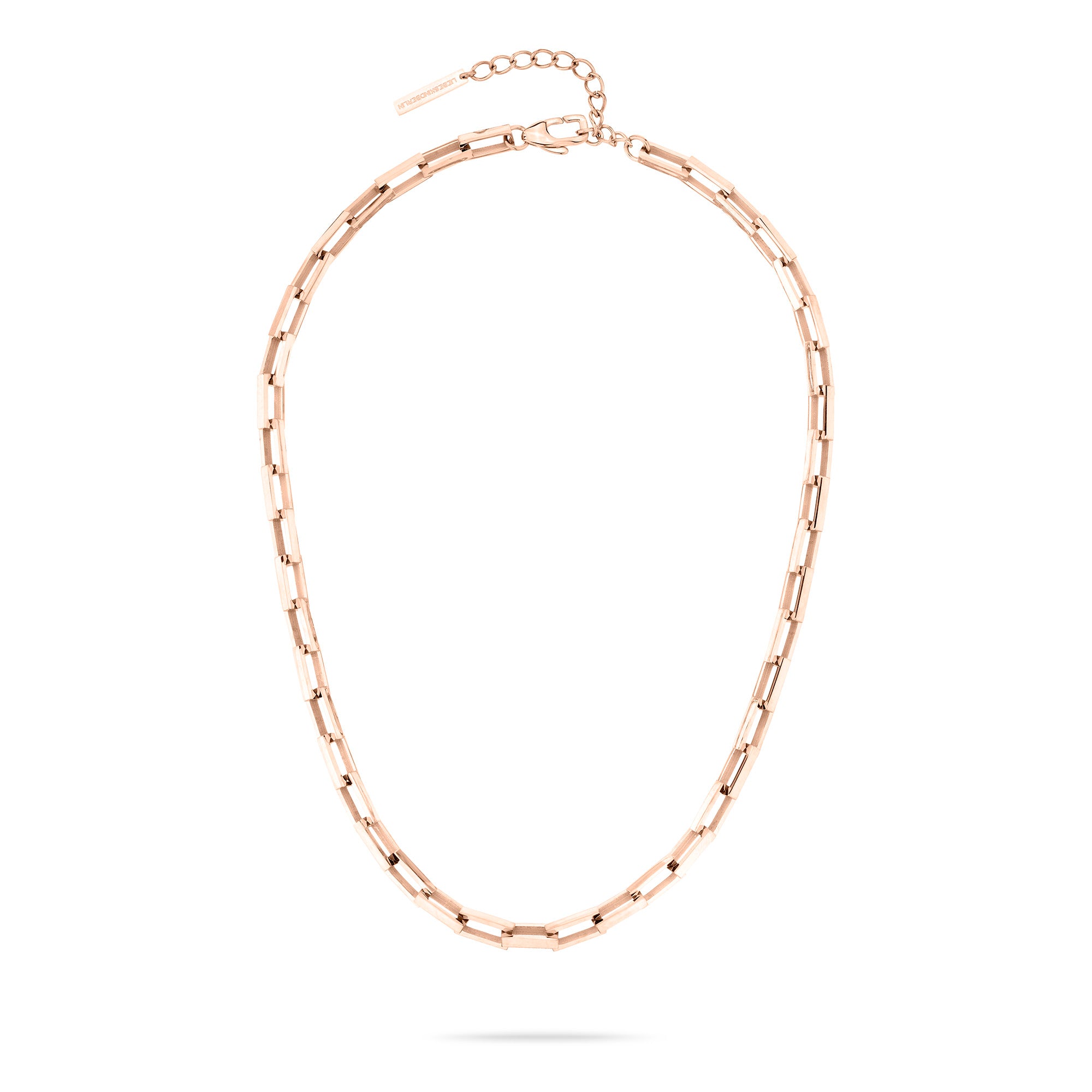 Die LIEBESKIND BERLIN Halskette - Urban Chic von Liebeskind Berlin in Roségold mit rechteckigen Gliedern und verstellbarem Verschluss ist ein eleganter Statement-Schmuck vor weißem Hintergrund.