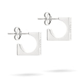 LIEBESKIND BERLIN Creole - Urban Chic Ohrringe von Liebeskind Berlin sind quadratische silberne Ohrstecker mit eingravierten Details, die ein schickes Accessoire für Frauen darstellen. Abgebildet vor einem weißen Hintergrund.