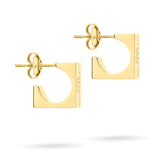 Die LIEBESKIND BERLIN Creole - Urban Chic von Liebeskind Berlin sind goldene, geometrische Statement-Ohrringe mit dem eingravierten Markennamen - ein unverzichtbares Accessoire, das jeden Look aufwertet und auf einem strahlend weißen Hintergrund präsentiert wird.