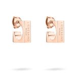 Die LIEBESKIND BERLIN Creole - Urban Chic Ohrringe von Liebeskind Berlin sind stylische, rechteckige Ohrstecker aus Roségold mit Gravur auf der Vorderseite - ein Must-Have für jede Schmuckliebhaberin.