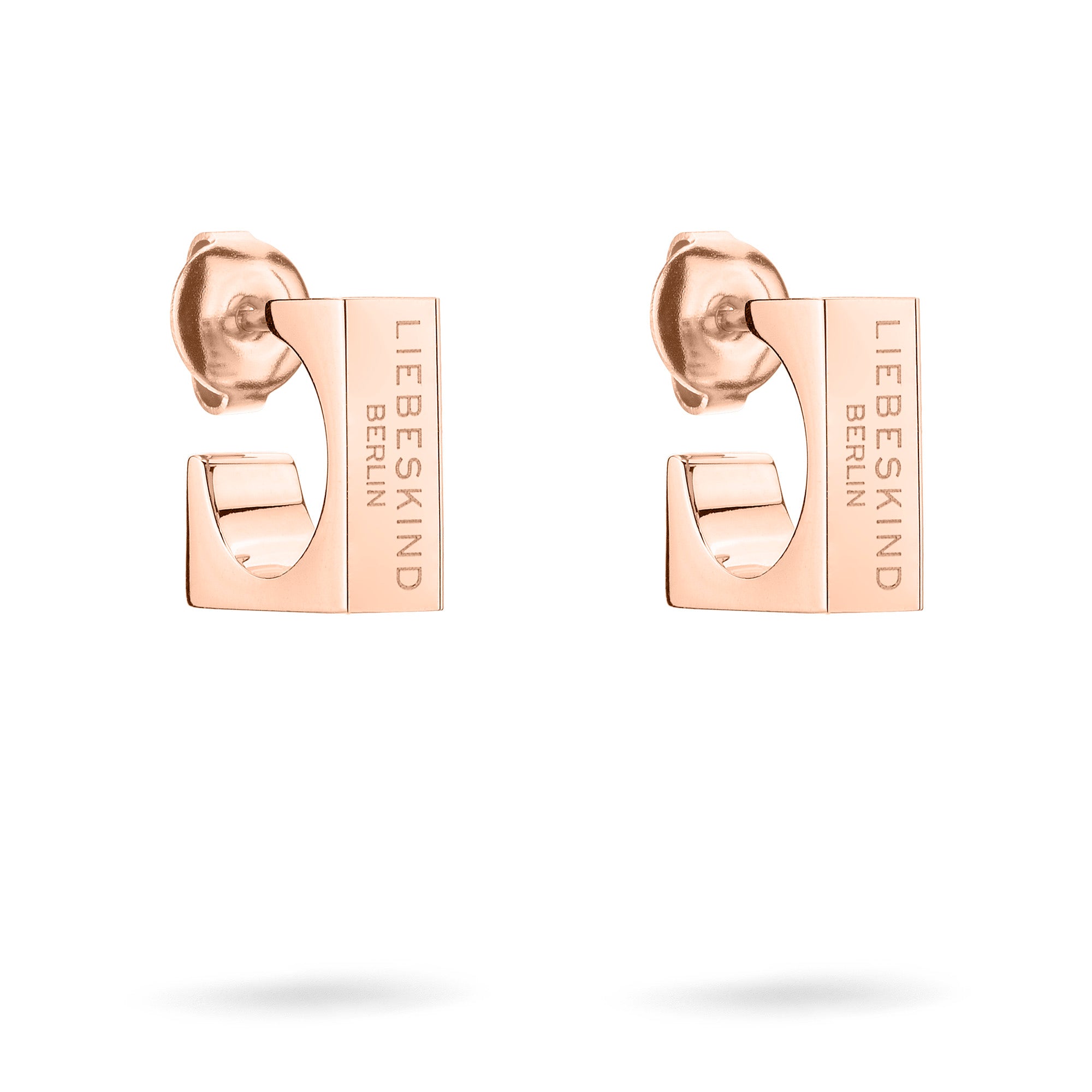 Die LIEBESKIND BERLIN Creole - Urban Chic Ohrringe von Liebeskind Berlin sind stylische, rechteckige Ohrstecker aus Roségold mit Gravur auf der Vorderseite - ein Must-Have für jede Schmuckliebhaberin.