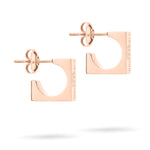 Die LIEBESKIND BERLIN Creole - Urban Chic von Liebeskind Berlin ist ein Paar quadratischer roségoldener Ohrstecker mit eingraviertem Branding, die das perfekte Accessoire für jede Schmucksammlung darstellen.