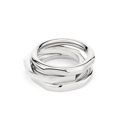 Der LIEBESKIND BERLIN Ring - Urban Chic in Größe 56 besteht aus drei ineinander verschlungenen Silberringen, von denen einer mit Liebeskind Berlin graviert ist. Sie bilden ein auffälliges Ensemble auf weißem Hintergrund.
