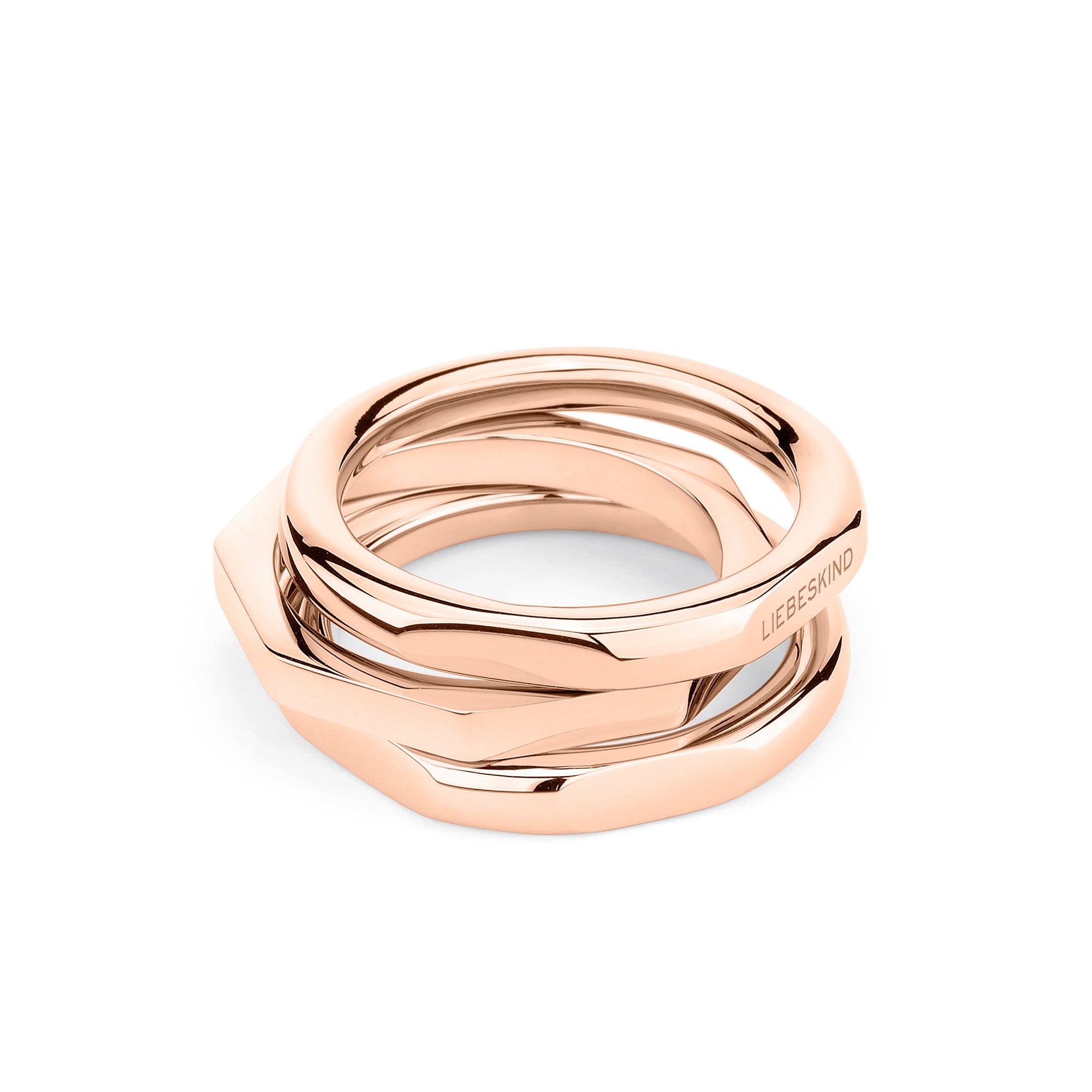 Der LIEBESKIND BERLIN Ring - Urban Chic in 58 bietet gestapelte Roségoldbänder mit einem glatten, ineinander verschlungenen Design und eingraviertem Branding, die Ihrem Look moderne Eleganz verleihen.