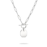 LIEBESKIND BERLIN Halskette - Der T-Bar Teller von Liebeskind Berlin mit länglichen Gliedern, T-Bar-Verschluss und achteckigem Anhänger auf weißem Grund.