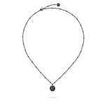 Die LIEBESKIND BERLIN Halskette - Logo Basic von Liebeskind Berlin präsentiert sich mit schwarzen Perlen und einem runden Anhänger auf weißem Grund im typischen Stil der Marke.