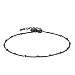 Die LIEBESKIND BERLIN Fußkette - The Simple Solo von Liebeskind Berlin ist ein zartes schwarzes Fußkettchen mit kleinen Perlenakzenten, einem verstellbaren Verschluss und ist aus hochwertigem Edelstahlschmuck gefertigt, abgebildet auf weißem Hintergrund.