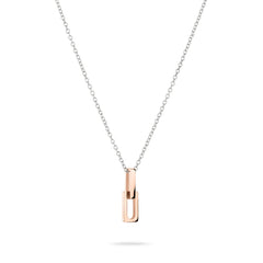 LIEBESKIND BERLIN Halskette - Mini Link von Liebeskind Berlin: Eine silberne Halskette mit einem rechteckigen, ineinander greifenden Anhänger aus Roségold auf weißem Hintergrund. Ein stilvolles, modernes Schmuckstück.