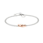 Das Liebeskind Berlin Armband - Mini Link besteht aus einer silbernen Kette mit zwei ineinandergreifenden rechteckigen Anhängern in Roségold und einem runden Anhänger in der Nähe des Verschlusses.