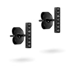 LIEBESKIND BERLIN Ohrstecker - The Sparkling Basic von Liebeskind Berlin: schwarze Edelstahl-Ohrstecker mit funkelnden Zirkonia auf weißem Grund.