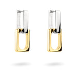 Zwei moderne Ohrstecker in rechteckiger Gliederform, silberfarbenen oberen und goldfarbenen unteren Teil. Die Marke "LIEBESKIND" ist dezent auf dem silbernen Element eingraviert.