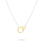 Die LIEBESKIND BERLIN Halskette - The Organic Twist von Liebeskind Berlin zeigt einen goldenen abstrakten Anhänger an einer polierten Edelstahlkette, perfekt für schicke Lagenlooks, auf weißem Hintergrund.