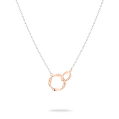 Die LIEBESKIND BERLIN Halskette - The Organic Twist von Liebeskind Berlin besteht aus einem abstrakten Anhänger in Roségold mit ineinandergreifenden organischen Formen - ideal für einen stilvollen Lagenlook.