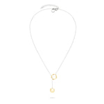 LIEBESKIND BERLIN Halskette - Die Organic Twist von Liebeskind Berlin besteht aus zwei ineinandergreifenden goldenen Kreisen an einer silbernen Kette und strahlt schlichte Eleganz für den Alltag aus. Abgebildet vor einem weißen Hintergrund.