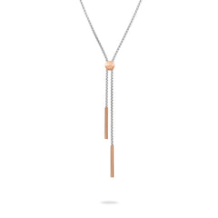 Die Liebeskind Berlin Halskette - The Everyday Combination ist eine silberne Halskette mit einer zentralen ovalen Perle und zwei baumelnden Anhängern aus Roségold.