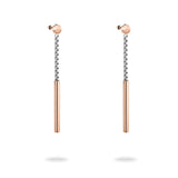 Liebeskind Berlin präsentiert The Everyday Combination: Ohrhänger aus Roségold und Silber mit Venezianer Kette - zeitloser Schmuck für jede Gelegenheit.
