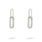 Ein Paar LIEBESKIND BERLIN Ohrhänger - Special Link von Liebeskind Berlin, mit länglichen, ovalen Silbergliedern auf weißem Grund.