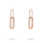 Die LIEBESKIND BERLIN Ohrhänger - Special Link von Liebeskind Berlin sind elegante, längliche, ovale Ohrringe in Gold, ein zeitloses Accessoire, das auf weißem Hintergrund wunderschön zur Geltung kommt.