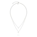 Die LIEBESKIND BERLIN Halskette - Layered Love von Liebeskind Berlin besticht durch ihr stilvolles, doppellagiges Silberdesign mit kleinem Kreisanhänger und Herzanhänger, gefertigt aus langlebigem Edelstahl für dauerhaften Glanz.