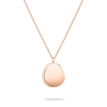 Die LIEBESKIND BERLIN Halskette - The Organic Pendant von Liebeskind Berlin besteht aus einem glatten, organisch geformten Anhänger aus Roségold an einer zarten, verstellbaren Edelstahlkette, die auf weißem Hintergrund abgebildet ist.