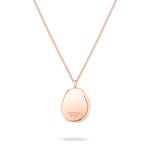 Die Liebeskind Berlin Halskette - The Organic Pendant ist eine roségoldene Basiskette mit einem unregelmäßigen, polierten Edelstahlanhänger mit Liebeskind Berlin-Gravur; längenverstellbar für eine perfekte Passform.