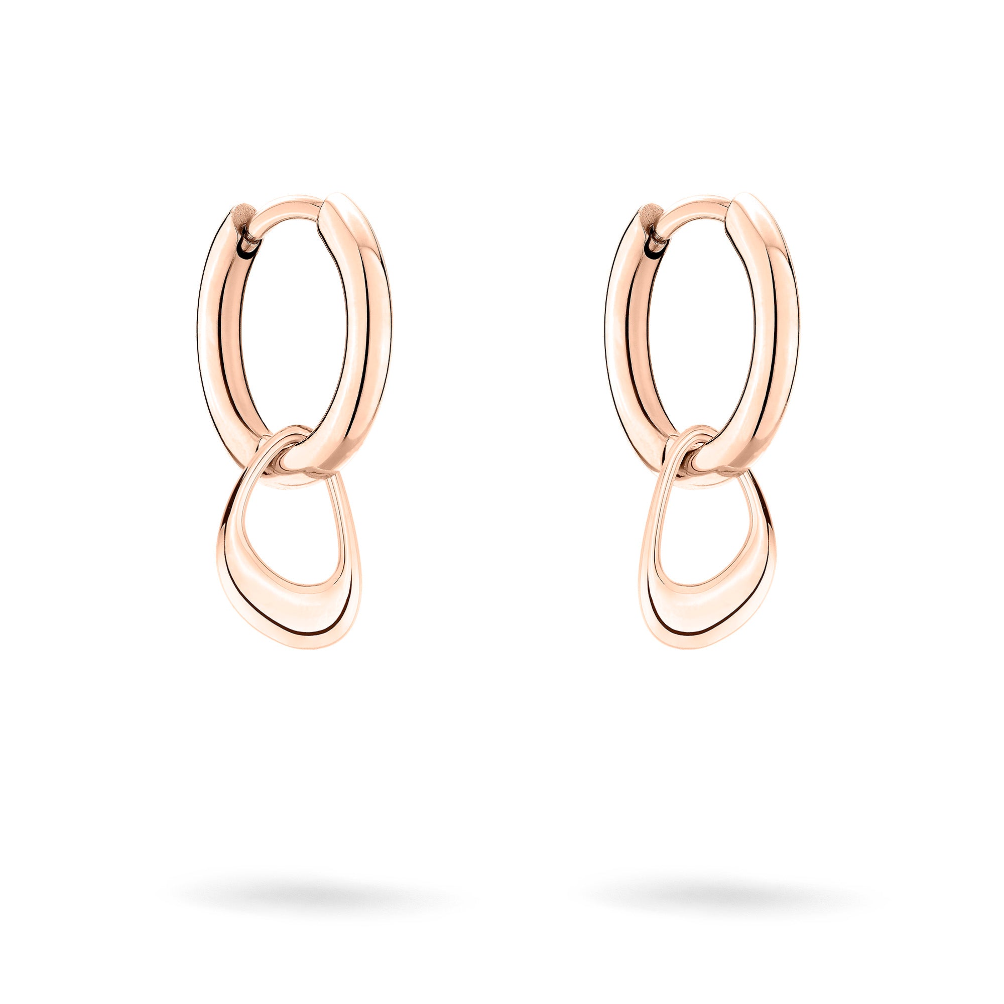 Die LIEBESKIND BERLIN Creole - Die Organic Creole Ohrringe von Liebeskind Berlin haben ein einzigartiges asymmetrisches Doppelring-Design in Roségold, perfekt als eleganter Schmuck Damen, gezeigt auf weißem Hintergrund.
