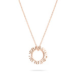 Die LIEBESKIND BERLIN Halskette - 3D Lettering von Liebeskind Berlin ist eine roségoldene Halskette mit rundem Anhänger, dessen ausgeschnittene Buchstaben immer wieder "KINDRED" bilden - ein stilvolles Schmuckstück für Damen.