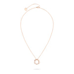 Die LIEBESKIND BERLIN Halskette - 3D Lettering von Liebeskind Berlin in Roségold zeigt einen runden Anhänger mit kleinen klaren Steinen auf weißem Hintergrund.