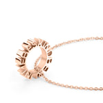 Die LIEBESKIND BERLIN Halskette - 3D Lettering von Liebeskind Berlin besteht aus einem runden Anhänger in Roségold mit erhabenen Buchstaben und ist eine stilvolle Statement-Halskette für jeden Anlass.