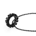 Die LIEBESKIND BERLIN Halskette - 3D Lettering von Liebeskind Berlin ist eine schwarze Kette mit einem runden Anhänger mit erhabenem "BE KIND"-Schriftzug - ein Blickfang für jeden Anlass.