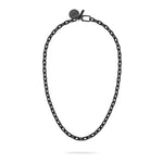 Die LIEBESKIND BERLIN Halskette - The Double Tag von Liebeskind Berlin ist eine schicke schwarze Gliederkette mit rechteckigen Gliedern und einem runden Anhänger in der Nähe des Verschlusses, isoliert auf weißem Hintergrund dargestellt.