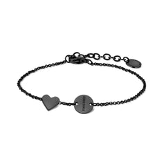 Das LIEBESKIND BERLIN Armband - Together, Today, Everyday von Liebeskind Berlin ist mit einem Herzanhänger und einer runden Gravur versehen und eignet sich somit perfekt als Geschenk. Hier abgebildet auf weißem Hintergrund.