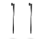 Die LIEBESKIND BERLIN Ohrhänger - The Sleek von Liebeskind Berlin sind lange, dünne schwarze Ohrringe mit einem gedrehten, strukturierten Design, das sich elegant vor einem weißen Hintergrund präsentiert.