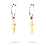 LIEBESKIND BERLIN Creole - Das Pendulum von Liebeskind Berlin besteht aus geometrischen Anhängern in Gold, die elegant an silbernen Reifen hängen und auf weißem Hintergrund präsentiert werden.