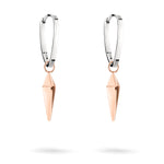 Die LIEBESKIND BERLIN Creole - The Pendulum von Liebeskind Berlin besteht aus silbernen Ohrringen mit roségoldenen Pendelakzenten, die auf weißem Hintergrund präsentiert werden und von modernen Trendschmuck-Designs inspiriert sind.