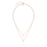 Die LIEBESKIND BERLIN Halskette - Layered Love von Liebeskind Berlin ist eine doppellagige Roségoldkette mit einem kleinen Herzanhänger und offenen Kreisanhängern, dargestellt auf weißem Grund.
